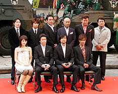 装甲車や武者を前にスタッフ、キャストが集結