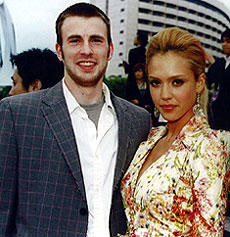 レッドカーペットに登場した クリス・エバンス（左）とジェシカ・アルバ