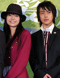 若い2人の“演技”に注目