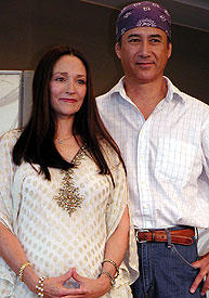 「復活の日」（80）で共演した草刈正雄が 花束贈呈に。25年ぶりの再会