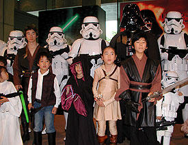 大人からちびっこまで、コスプレしたファンが大集合