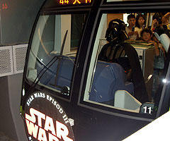 ダース・ベイダーが福岡で電車男に変身？