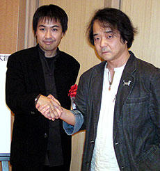 がっちりと握手を交わす深作健太と押井守
