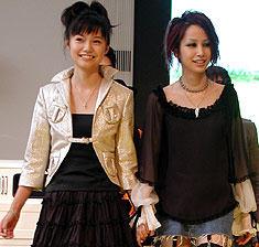 仲良く手をつないで来場した宮崎あおいと中島美嘉