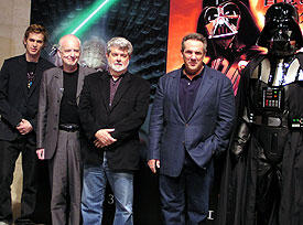 会見場にはもちろんベイダー卿の姿も (左より)クリステンセン、マクダーミド、ルーカス監督、 プロデューサーのリック・マッカラム