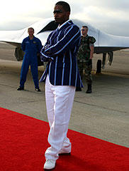 映画「ステルス」のプレミアに本物のステルス戦闘機が飛来!?