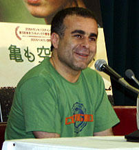 戦場でたくましく生きる子供たちの実情を描く「亀も空を飛ぶ」