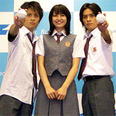 長澤まさみ（中央）にふられてしまった 祥太（左）と慶太（右）の斉藤兄弟