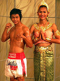 主演アッサニー・スワン（左）と 今は女として生きている パリンヤー・ジャルーンポン（右）