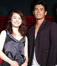 ミムラ(左)と伊藤英明は、 風船の中でどのくらい待っていたのか?