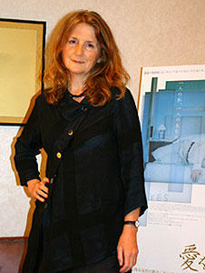 在英の米国女性とレバノン男性の物語に、仏教の影響が？