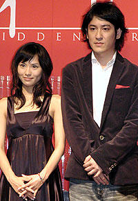 お祓いをしていない田中は…。 映画初主演の市川由衣（左）と