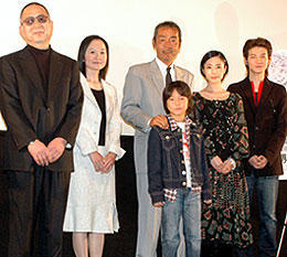 「博士の愛した数式」披露試写。寺尾聰は「息子に数学を教わりました」