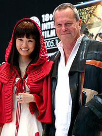 テリー・ギリアム監督、街宣車に喧嘩を売る!?