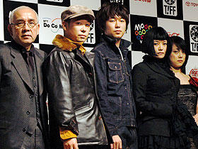 （左より）荒戸源次郎、大森立嗣監督、 新井浩文、広田レオナ、早良めぐみ