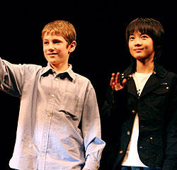 客席に手をふる日英の美少年