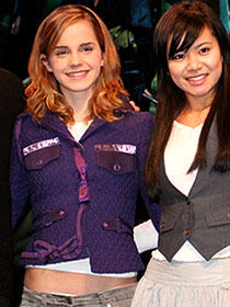 ヘソの下出しルック（？）のエマ・ワトソン 右はチョウ・チャン役ケイティー・ラング