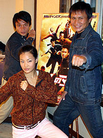 監督（右）もアクション俳優出身