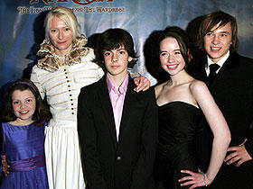 4人の子役と雪の女王役のティルダ・スウィントン