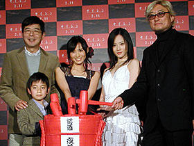 大ヒット祈願で鏡割を行ったご一行。このお酒も飲んじゃった？