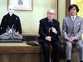 映画の重要な登場人物・佐清（左）と市川崑監督、石坂浩二