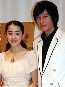 87年生まれの“妹”ムン・グニョン(左)と 共演のパク・コニョン