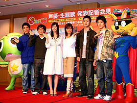 （左より）「ケロロ」陣営のおぎやはぎ、新垣結衣 「ゾロリ」の相武紗季、平川地一丁目