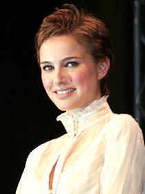 ナタリー・ポートマン来日。丸刈りの感想は？