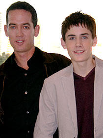 劇中よりも成長したアダム・ブッチャー（右）と 監督のマイケル・マッゴーワン