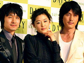 （左より）イ・ソンジェ、チョン・ジヒョン、チョン・ウソン