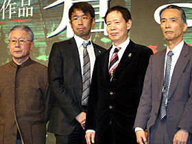 「大和」を超えるヒットを目指す (左より)澤井信一郎監督、千葉龍平、角川春樹、森村誠一