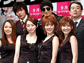 オヤジロッカーを演じる陣内（後列中央） 「踊る」並にヒットすれはスピンオフなんてことも…？