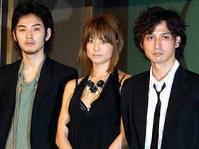 （左より）松田龍平、hitomi、安藤政信