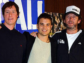 サッカーの訓練を受け、 撮影中に鼻を骨折したという主演クノ・ベッカー（中央）