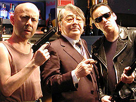 撮影中の筒井康隆（中央）。左右の人物はひょっとして…