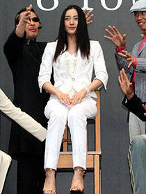 仲間由紀恵が宙吊りに！「トリック劇場版2」完成