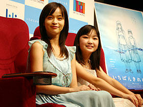 ユナイテッド・シネマ豊洲に導入される シートに座る加藤ローサ、菅野莉央