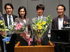 またリメイクされるかな？ （左より）役所広司、瀬戸朝香、加瀬亮、周防正行監督