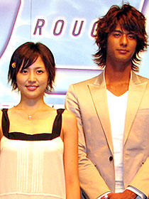 この笑顔の下には悪魔の顔が？ （左から）長澤まさみ、速水もこみち