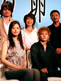 (前列左から)小西真奈美、市原隼人 (後列左から)主題歌を担当する SunSet Swishのボーカル佐伯大介、 原作者・村上由佳、冨樫森監督