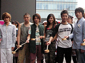 世界のアキバに大集合! (左から)三浦春馬、荒川良々、忍成修吾、 山田優、成宮寛貴、石田衣良