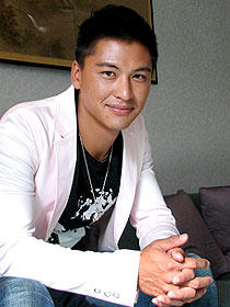 実はハリウッド進出していた!? 「靴に恋する人魚」のダンカン・チョウ 衣装協力：HPH GINZA（ジャケットは本人私物）