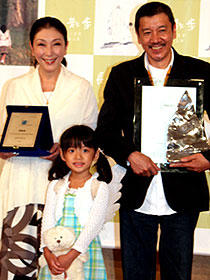 3つのトロフィーに思わず笑みがこぼれる （左から）安藤和津、杉浦花菜、奥田瑛二