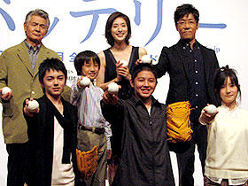 （左より）菅原文太、林遣都、鎗田晟裕、 天海裕希、山田健太、岸谷五朗、蓮佛美佐子