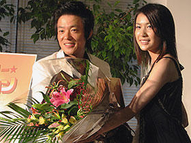 「スーパースター☆カム・サヨン」主演のイ・ボムス(左)と 村川絵梨(右)