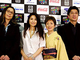 新たな人生を切り開く団塊世代を応援 （左から）桐野夏生、風吹ジュン、加藤治子、阪本順治監督