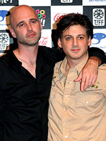 監督もミステリアスな関係!? （左から）キース・フルトン、ルイス・ぺぺ