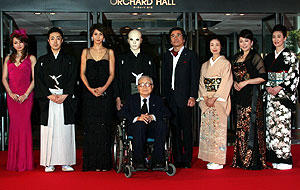 レッドカーペット上の「犬神家の一族」ご一行 （左から）深田恭子、尾上菊之助、松嶋菜々子、スケキヨ、 市川崑監督、石坂浩二、富司純子、松坂慶子、萬田久子