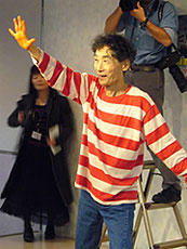 楳図かずおの手形会にホラー・ファン集結！