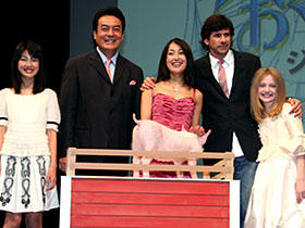 「シャーロットのおくりもの」(左から)福田麻由子、高橋英樹、 鶴田真由、ゲイリー・ウィニック監督、ダコタ・ファニング